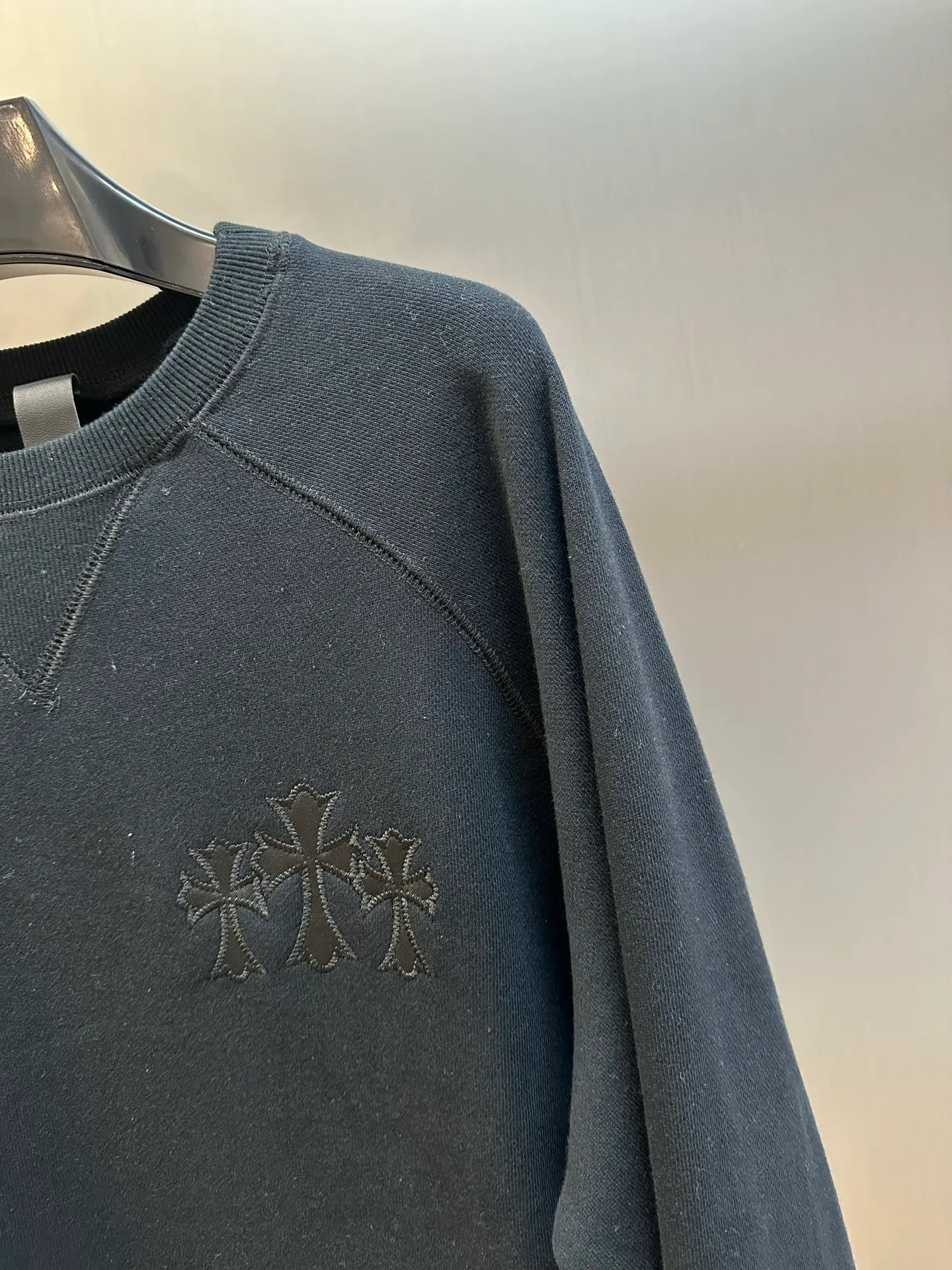 P410 Chrome Hearts Logo Round Neck Sweatshirt Made of custom-made heavy fortress intertwined air cotton fabric, Chrome Hearts cross patch embroidery decoration on the chest, becoming the ultimate interpretation of dark Gothic style. CH Gothic font is the finishing touch on the back panel. The logo iron plate sways slightly with the swing of the body, adding a sense of movement and vitality.  Using imported machine appliqué embroidery technology, advanced computer control systems and precision mechanical components are used to achieve the Chrome Hearts logo appliqué operation, presenting an embroidery effect with both clarity and three-dimensionality.  size：s m l xl